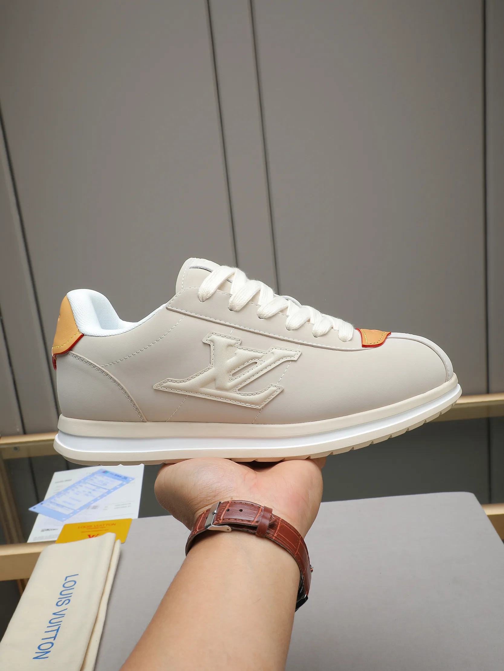 PP560 LV Louis Vuitton L Jialu Brand Runner Tatic Series Thick-soled Casual Sports Shoes Running Shoes Original purchase, development and production This LV Runner Tatic sports shoe combines technical materials such as mesh fabric and ribbons to interpret the inspiration of traditional mountaineering shoes. LV letters are written on one side, the lariat buckle of the quick lacing system is embellished with Monogram flowers and Louis Vuitton logos, and the light and wear-resistant rubber outsole completes the whole. ▪️Fabric: Original imported cowhide + mesh ▪️Inner lining: Original customized breathable mesh ▪️Sole: Original open-molded anti-slip rubber combination material ▪️Size: Men's 38-44 (customized for 45 and 46)